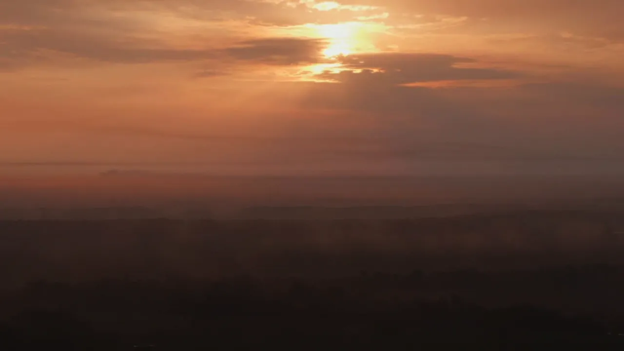 Sol entre nubes al atardecer